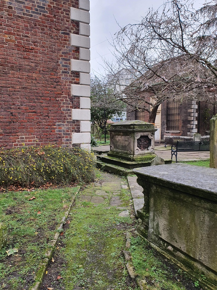 LimehouseST08StNicholasChurchyard