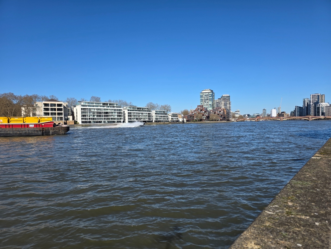 BakerSt RH Speeding police launch with sirens